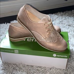 Remote brogue style shoes in rose gold leather